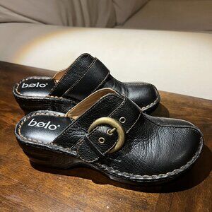 Womans Black Leather 7M Clogs
